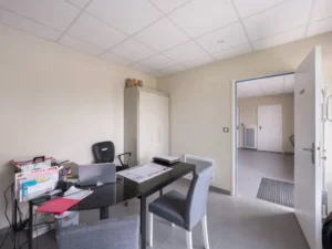 Bureau administratif de pompes funèbres équipé pour recevoir les familles des défunts.