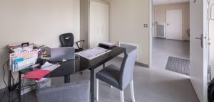 fleurs dans un vase dans un cimetiere