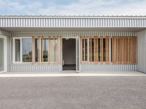 fleurs dans un vase dans un cimetiere