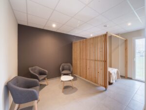 fleurs dans un vase dans un cimetiere