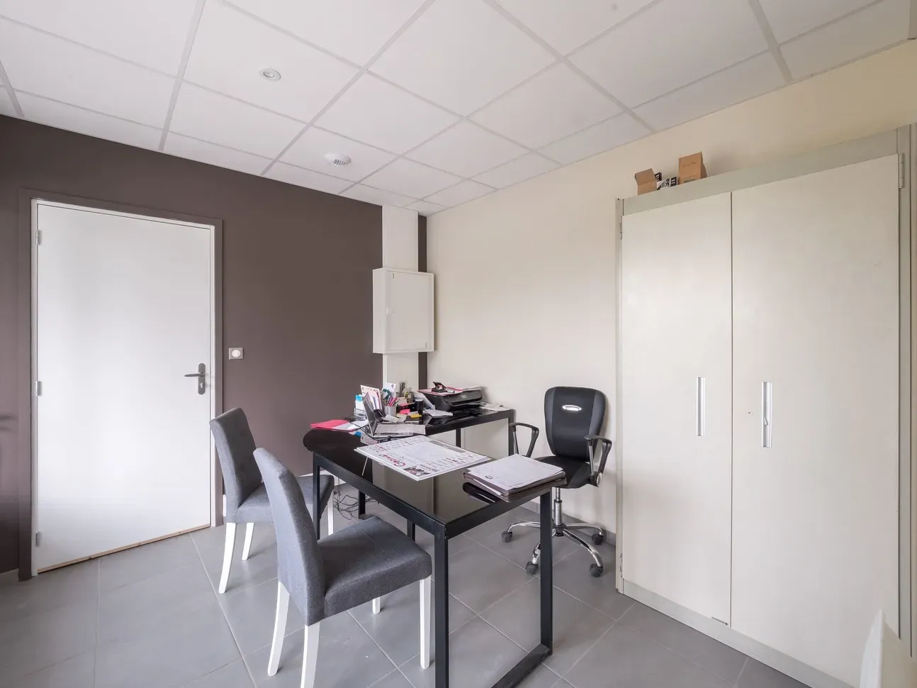 Bureau de réception des familles dans une agence de pompes funèbres.